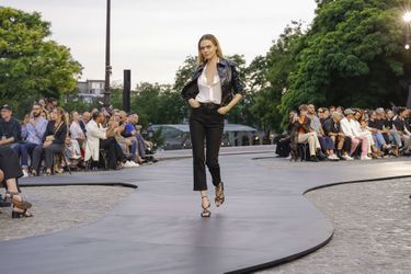 Cara Delevingne le 23 juin 2022 au défilé AMI à Paris.