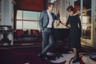 <br />
Deux Swann d’or : Pascal Elbé pour la réalisation d’« On est fait pour s’entendre », et Fanny Ardant, ici en robe Ami, meilleure actrice dans « Les jeunes amants ». Au Grand Hôtel de Cabourg, le 18 juin.