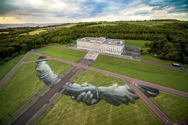 Devant le Stormont Palace, le Parlement de l'Irlande du Nord, cette poignée de main fait partie de la série "Beyond Walls", que l'artiste installe à travers le monde.