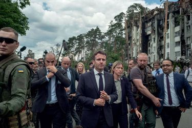 Emmanuel Macron dans les ruines de la ville d’Irpin, dans la région de Kiev, le 16 juin 2022.  