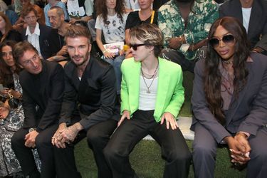 David Beckham et son fils Cruz auprès de Naomi Campbell au défilé Dior, le 24 juin 2022 à Paris.