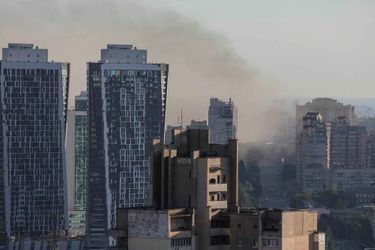 A Kiev, quatre explosions ont été entendues vers 06H30 dimanche, une demi-heure après le déclenchement de sirènes anti-aériennes dans la capitale.