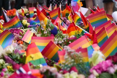 Hommages organisés au lendemain de la fusillade qui s&#039;est produite près d&#039;un bar gay dans le centre d&#039;Oslo et qui a fait deux morts et 21 blessés.