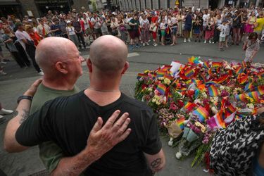 Hommages organisés au lendemain de la fusillade qui s'est produite près d'un bar gay dans le centre d'Oslo et qui a fait deux morts et 21 blessés.