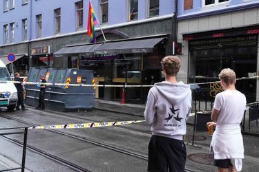 Hommages organisés au lendemain de la fusillade qui s'est produite près d'un bar gay dans le centre d'Oslo et qui a fait deux morts et 21 blessés.