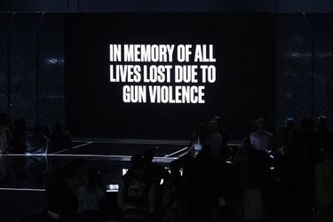 Un hommage a été rendu aux victimes des armes à feu lors des BET Awards, au Microsoft Theater, à Los Angeles, le 26 juin 2022.
