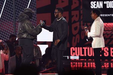 Kanye West fait une apparition surprise pour remettre à P.Diddy un prix qui récompense l'ensemble de sa carrière, lors des BET Awards au Microsoft Theater, à Los Angeles, le 26 juin 2022.