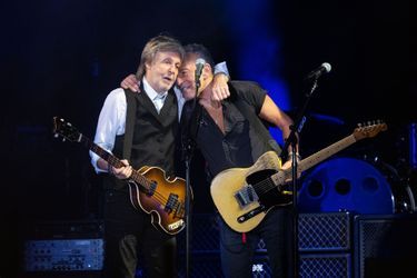 Paul McCartney et Bruce Springsteen sur la scène du Festival de Glastonbury, à Worthy Farm, Pliton, au Royaume-Uni, le 25 juin 2022.