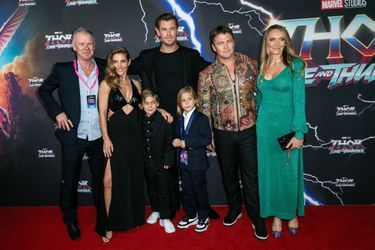 Chris Hemsworth, sa femme Elsa Pataky avec leurs enfants Indie (10 ans) et Sasha (8 ans), aux côtés de son frère Luke Hemsworth et sa femme Samantha lors de l'avant-première du film «Thor: Love And Thunder», à Sydney, le 27 juin 2022.