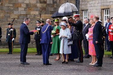 La reine Elizabeth II, avec la comtesse Sophie de Wessex et le prince Edward, lors de la cérémonie de remise des clés de la ville d'Edimbourg, le 27 juin 2022