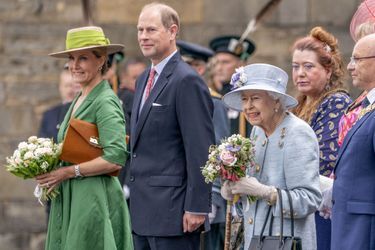 La reine Elizabeth II, avec la comtesse Sophie de Wessex et le prince Edward, à Edimbourg le 27 juin 2022