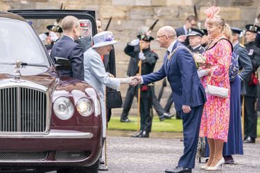 La reine Elizabeth II à son arrivée devant le palais d'Holyroodhouse à Edimbourg, le 27 juin 2022