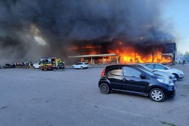 Le centre commercial de Krementchouk, dans le centre de l'Ukraine, est en flamme, visé par un missile russe.