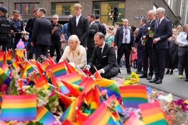 Le prince Sverre Magnus de Norvège derrière ses parents, le prince Haakon et la princesse Mette-Marit, à Oslo le 25 juin 2022