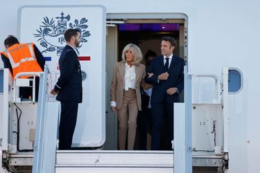 Emmanuel et Brigitte Macron à l’aéroport international Franz-Josef Strauss de Munich.