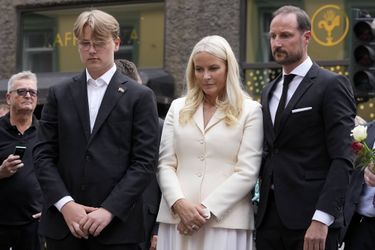 La princesse Mette-Marit encadrée des princes Sverre Magnus et Haakon de Norvège à Oslo, le 25 juin 2022
