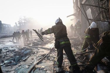 Le bombardement russe a fait au moins dix-huit morts dans un centre commercial en Ukraine<br />
  , selon les autorités locales mardi, provoquant une vive condamnation des pays du G7 réunis en Allemagne, qui ont dénoncé un "crime de guerre". 
