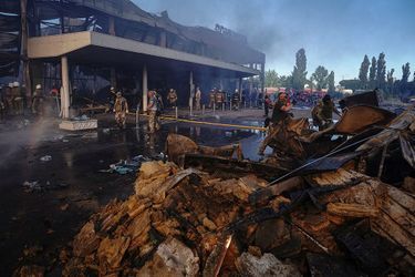 Le bombardement russe a fait au moins dix-huit morts dans un centre commercial en Ukraine<br />
  , selon les autorités locales mardi, provoquant une vive condamnation des pays du G7 réunis en Allemagne, qui ont dénoncé un "crime de guerre". 