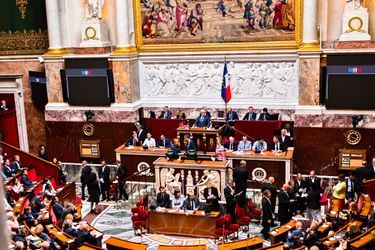 Les députés votent pour élire le président de l'Assemblée nationale lors de la première session parlementaire de la XVIème législature