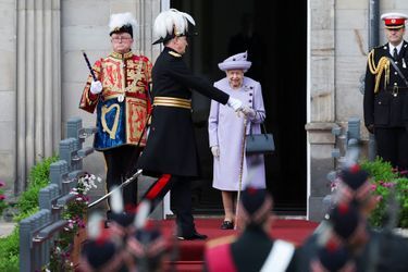 La reine Elizabeth II devant son palais de Holyroodhouse à Edimbourg, le 28 juin 2022