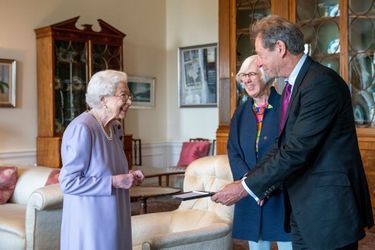 La reine Elizabeth II avec John Wallace et Judith Weir à Edimbourg, le 28 juin 2022