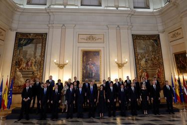 La reine Letizia et le roi Felipe VI d'Espagne avec les chefs d'Etat et de gouvernement au Palais royal à Madrid, le 28 juin 2022