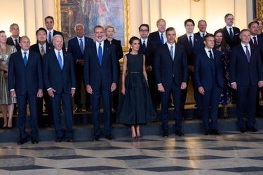 La reine Letizia et le roi Felipe VI d'Espagne avec les chefs d'Etat et de gouvernement de l'Otan au Palais royal à Madrid, le 28 juin 2022