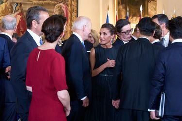 La reine Letizia d'Espagne avec certains de ses invités au Palais royal à Madrid, le 28 juin 2022