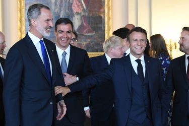Le roi Felipe VI d'Espagne avec Pedro Sanchez et Emmanuel Macron au Palais royal à Madrid, le 28 juin 2022