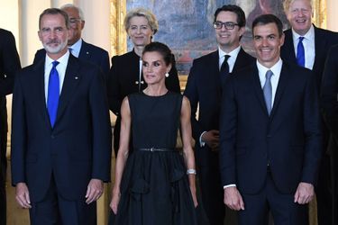 La reine Letizia d'Espagne encadrée par le roi Felipe VI et Pedro Sanchez au Palais royal à Madrid, le 28 juin 2022