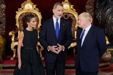 La reine Letizia et le roi Felipe VI d'Espagne avec Boris Johnson au Palais royal à Madrid, le 28 juin 2022