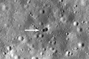 La flèche blanche indique le double cratère laissé le 4 mars par le crash d'une fusée d'origine inconnue. 