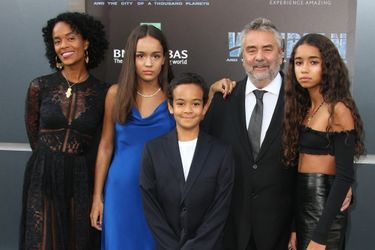 Luc Besson avec sa femme Virginie Besson-Silla et ses enfants Thalia, Sateen et Mao lors de la première de &#039;&#039;Valerian&#039;&#039; à Los Angeles, le 17 juillet 2017.