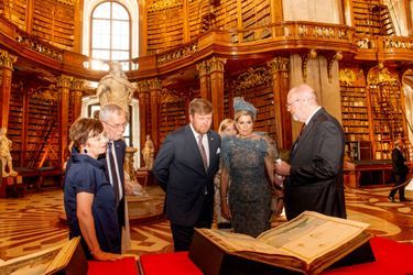 La reine Maxima et le roi Willem-Alexander des Pays-Bas avec le couple présidentiel autrichien à la Bibliothèque nationale à Vienne, le 29 juin 2022