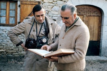 François Pagès présente ses photos à Georges Pompidou, alors Premier ministre, en vacances en Bretagne en 1965.