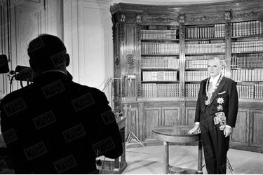 «Il a opéré dans le décor qui convenait à un Président agrégé, la petite bibliothèque meublée de grands classiques au rez-de-chaussée du Palais de l'Elysée.» - Paris Match n°1053, daté du 12 juillet 1969
