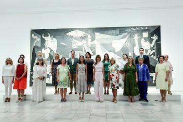 La reine Letizia d'Espagne avec les conjoints des dirigeants de l'Otan au musée national centre d'art Reina Sofia à Madrid, le 29 juin 2022