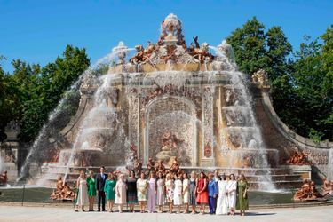 La reine Letizia d'Espagne avec les conjoints des dirigeants de l'Otan dans les jardins du palais royal de La Granja à San Ildefonso, le 29 juin 2022