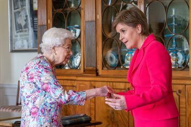 La reine Elizabeth II avec la Première ministre d'Ecosse Nicola Sturgeon à Edimbourg, le 29 juin 2022