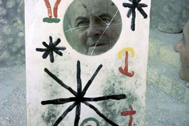 «“Il y a un miroir dans le nom de Miró” a écrit le poète Jacques Prévert. Ce miroir brisé, dans lequel se reflète le peintre, c'est un symbole solaire qu'on retrouve souvent dans son œuvre : les rayons qui flamboient sur son île, Majorque.» - Paris Match n°691, 7 juillet 1962