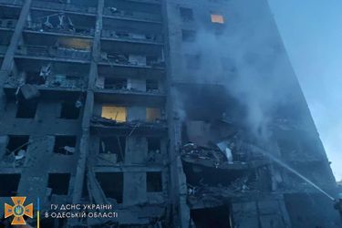 La première frappe a "touché un immeuble résidentiel de neuf étages, dans la région de Bilgorod-Dniester", à environ 80 km au sud d'Odessa.