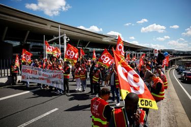 Les grévistes à l'aéroport Roissy-Charles-de-Gaulle.