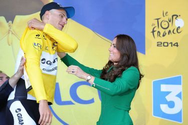Kate Middleton remet le maillot jaune à la fin de la première étape du Tour de France à Harrogate, le 5 juillet 2014