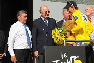 Le roi des Belges Albert II, avec Eddy Merckx, lors de première étape du Tour de France à Bruxelles, le 4 juillet 2010