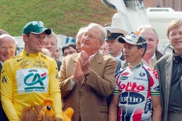 Le roi des Belges Albert II lors d'une étape du Tour de France courue entre Charleroi et Namur, le 5 juillet 2004