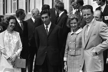 Le roi des Belges Baudouin et la reine Fabiola avec Eddy Merckx et sa femme Claudine au château de Laeken, le 21 juillet 1969 