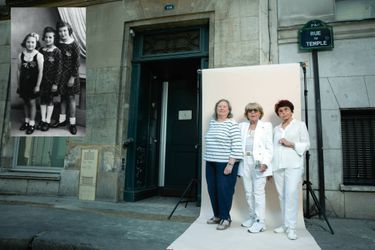 Huit décennies séparent ces deux photos.1942. De g. à dr. : Liliane Pint, 6 ans, et les sœurs Reiman, Arlette et Madeleine, 9 et 10 ans, photographiées en studio le premier jour où elles portent l’étoile jaune. Seule Liliane échappera à l’arrestation.