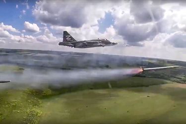 Photo de propagande russe montrant un avion tirer un missile.
