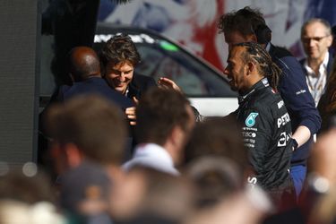 Tom Cruise aux côtés de Lewis Hamilton et son père Anthony lors du Grand Prix F1 de Grande-Bretagne, à Silverstone, le 3 juillet 2022.