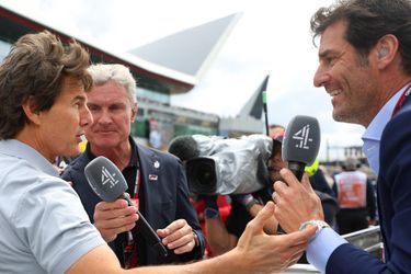 Tom Cruise au micro des anciens pilotes David Coulthard et Mark Webber lors du Grand Prix F1 de Grande-Bretagne, à Silverstone, le 3 juillet 2022.